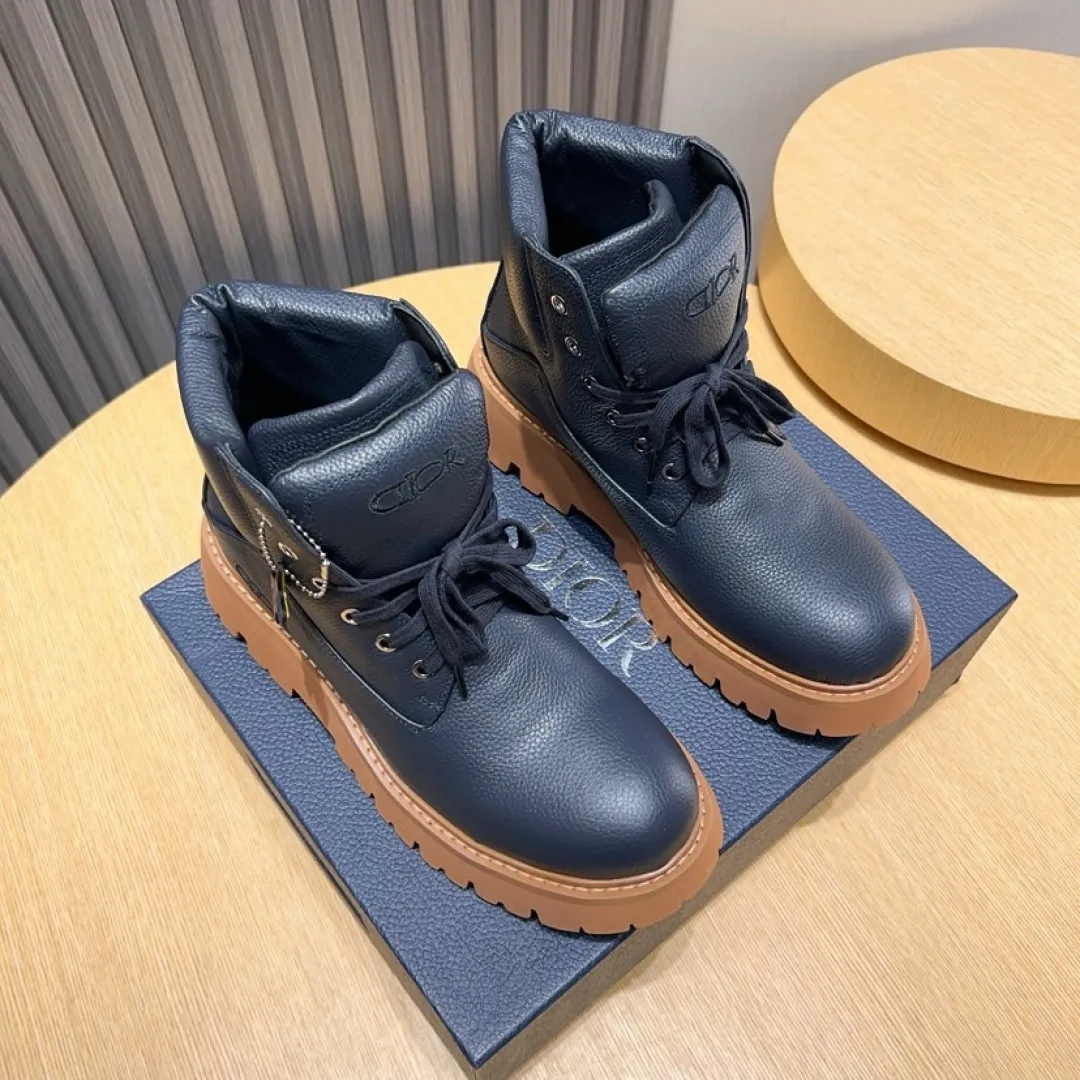 Factory P580💰[Dior] Dior ✨ is online simultaneously👏 This latest popular men's boots for autumn and winter are new products in the series and continue Di*r's classic style. The upper is made of original first-layer cowhide and matched with the original anti-slip and wear-resistant rubber outsole. The rear shoe collar and heel are equipped with brand iconic details to enhance the style. Fashionable and versatile. Create a casual look. Size: 38-44 (45 customized)